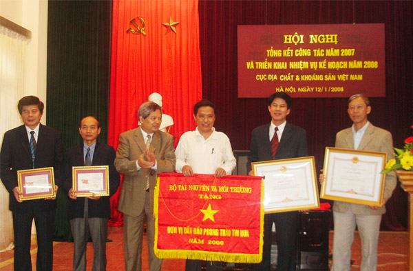 Bộ trưởng Phạm Khôi Nguyên trao tặng các danh hiệu thi đua cho tập thể và cá nhân.