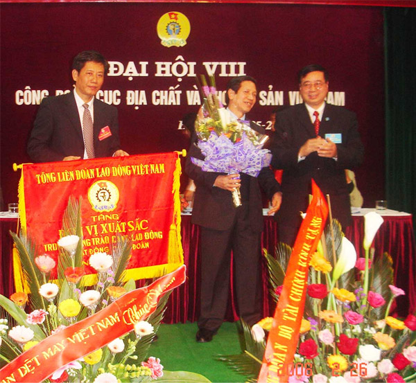 Đồng chí Đỗ Đăng Hiếu tăng cờ TĐ của TLĐLĐ Việt Nam cho CĐ Cục ĐC&KS Việt Nam