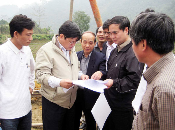 Thứ trưởng Nguyễn Công Thành trao đổi cùng với lãnh đạo Cục ĐC&KS Việt Nam tại thực địa