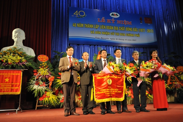 Đ/c Dương Trung Thành, Phó Chủ tịch Thường trực CĐ Bộ TNMT và đ/c Lê Hồng Thái, Chủ tịch CĐ Tổng cục ĐC&KS Việt Nam trao tặng Cờ thi đua của Công đoàn Viên chức Việt Nam
