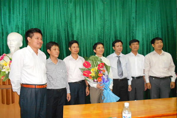 Phó Tổng Cục trưởng Đỗ Cảnh Dương tặng hoa tân Liên Đoàn trưởng