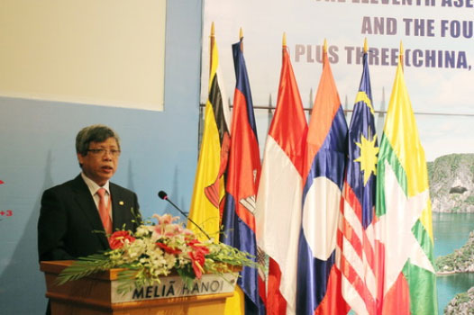 Thứ trưởng Bộ Tài nguyên và Môi trường Việt Nam Nguyễn Linh Ngọc đọc diễn văn khai mạc Hội nghị. 