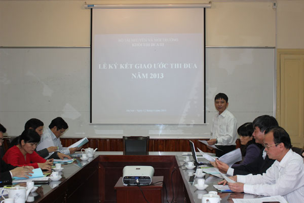Ông La Thanh Long, Chánh VP Tổng cục ĐC-KS thông báo định hướng, mục tiêu thi đua khen thưởng của Khối năm 2013.