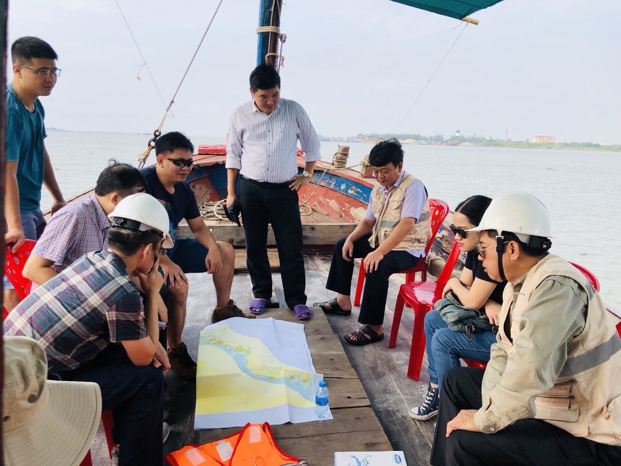 Ảnh 1: Đoàn Công tác đang nghe Chủ nhiệm Dự án Trần Ngọc Diễn báo cáo tình hình thực hiện Dự án năm 2019.