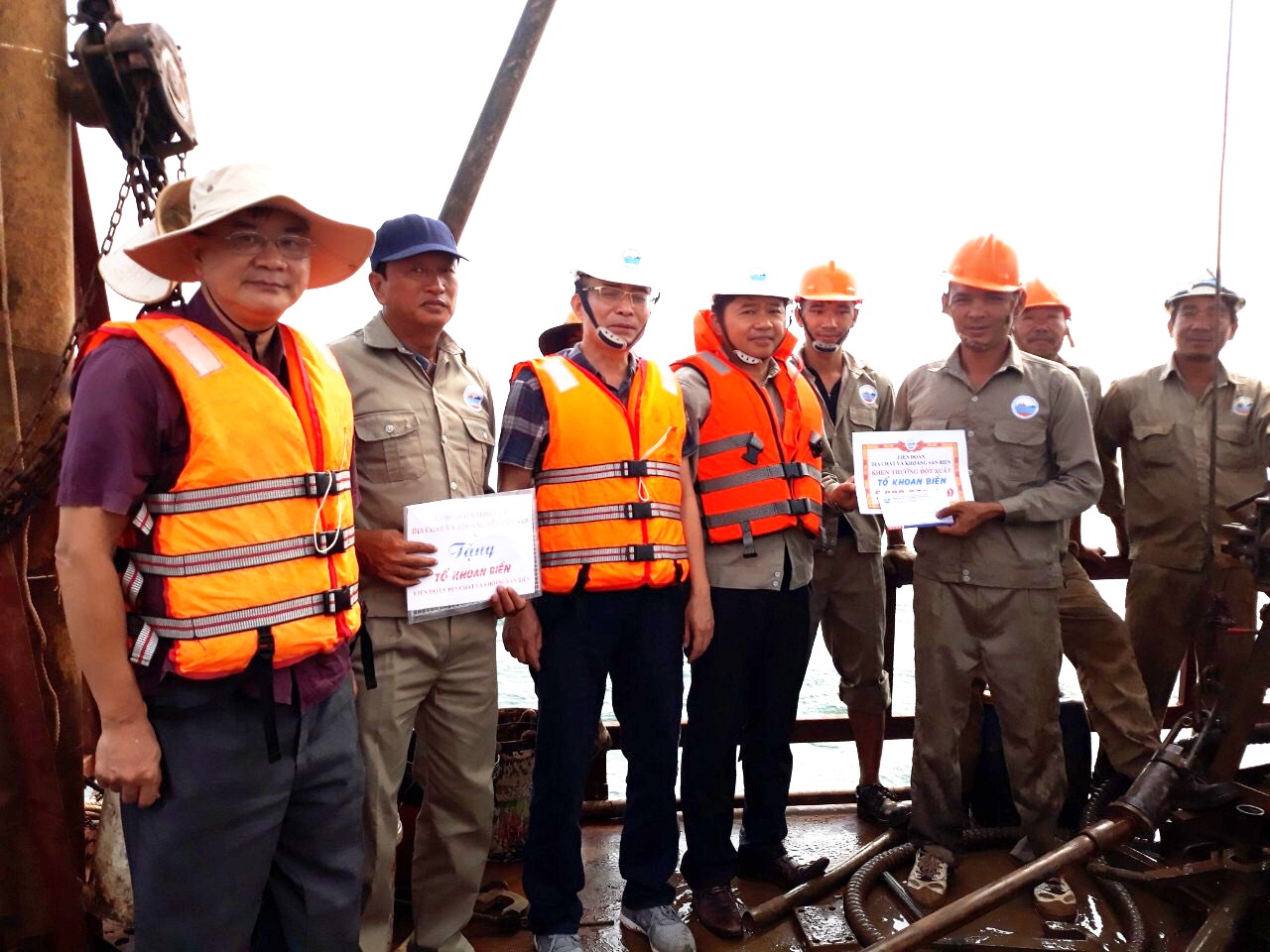 Ảnh 3: Đồng chí Nguyễn Văn Nguyên, Phó Tổng cục trưởng tặng quà động viên; Đồng chí Nguyễn Tiến Thành, Liên đoàn trưởng trao khen thưởng đột xuất cho Tổ Khoan biển.