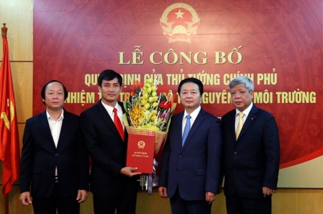 Bộ trưởng Bộ TN&MT Trần Hồng Hà và các Thứ trưởng: Nguyễn Linh Ngọc, Võ Tuấn Nhân chúc mừng Thứ trưởng Trần Quý Kiên