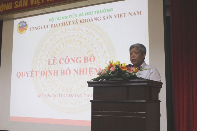 Thứ trưởng Nguyễn Linh Ngọc trao Quyết định bổ nhiệm và tặng hoa chúc mừng tân Phó Tổng Cục trưởng Tổng cục ĐC&KS Việt Nam Lại Hồng Thanh