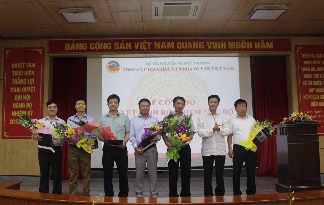 Tổng Cục trưởng Tổng cục ĐC&KS Việt Nam Đỗ Cảnh Dương trao các Quyết định bổ nhiệm, bổ nhiệm lại cho 06 đồng chí giữ các chức vụ Lãnh đạo các đơn vị trực thuộc.