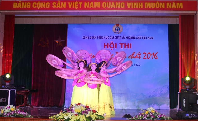 Tiết mục "Múa dân gian Việt Nam" - Công đoàn Liên đoàn Địa chất và Khoáng sản biển