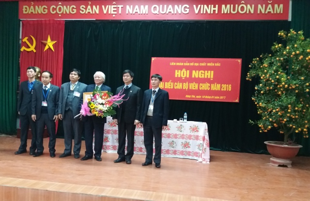 Phó Tổng Cục trưởng Lại Hông Thanh trao Huân chương Lao động hạng  Nhì cho ông Đinh Thế Tân - Nguyên Phó Liên Đoàn trưởng Liên đoàn Bản đồ Địa chất miền Bắc
