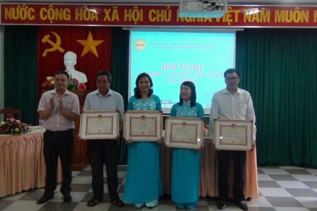  Phó Chánh Văn phòng Nguyễn Xuân Quang trao tặng Bằng khen của Bộ trưởng cho các cá nhân đạt thành tích trong năm 2015