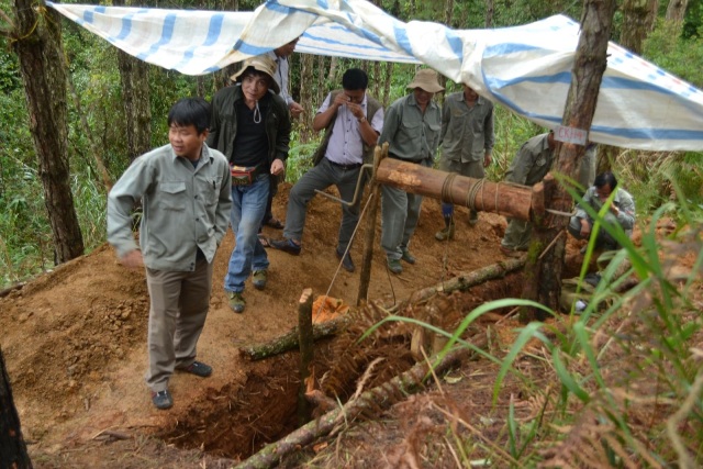 Phó Tổng Cục trưởng Nguyễn Văn Nguyên cùng các thành viên kiểm tra công trình hào tại thực địa khu Chư Yan Kao