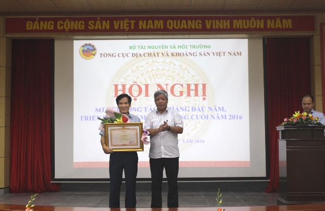 Thứ trưởng Nguyễn Linh Ngọc trao Bằng khen của Thủ tướng Chính phủ cho ông Lê Ái Thụ