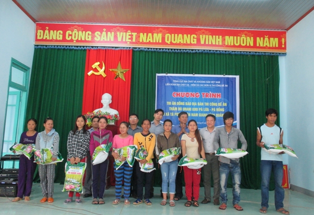 Trao quà tri ân và giúp đỡ cho đồng bào tại xã Tà Pơ huyện Nam Giang tỉnh Quảng Nam