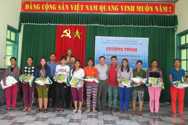 Trao quà cho đồng bào nghèo và gia đình có công với cách mạng tại xã Tà Bhing huyện Nam Giang tỉnh Quảng Nam
