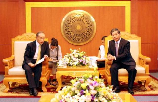 Bộ trưởng Nguyễn Minh Quang (phải) tiếp ngài Đại sứ đặc mệnh toàn quyền Nhật Bản tại Việt Nam