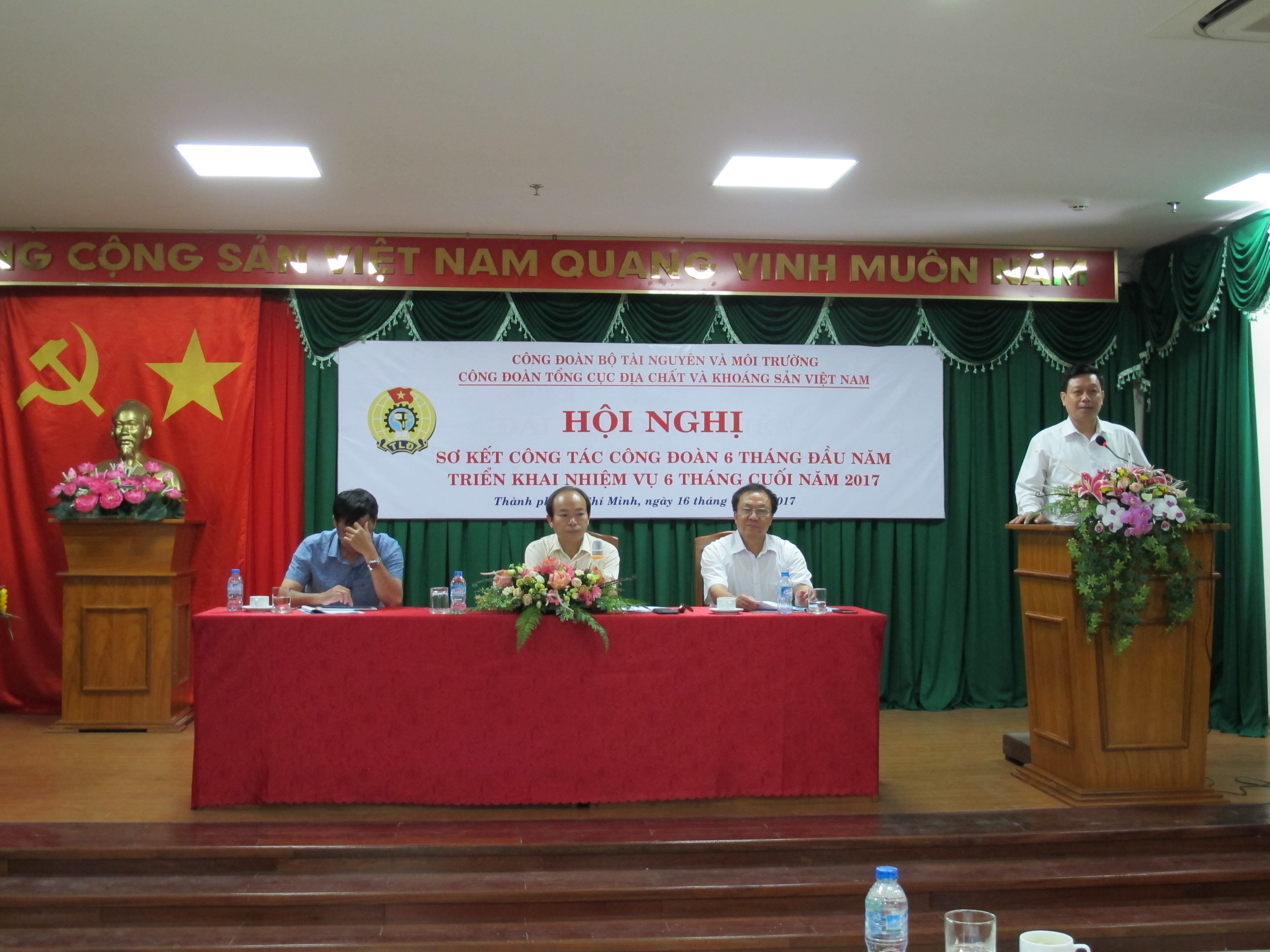 Đồng chí Dương Trunh Thành, Phó chủ tịch Thường trực Công đoàn Bộ Tài nguyên và Môi trường phát biểu chỉ đạo Hội nghị