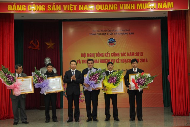 Thứ trưởng Trần Hồng Hà trao Bằng khen của Thủ tướng cho các cá nhân và tập thể của Tổng cục ĐC&KS