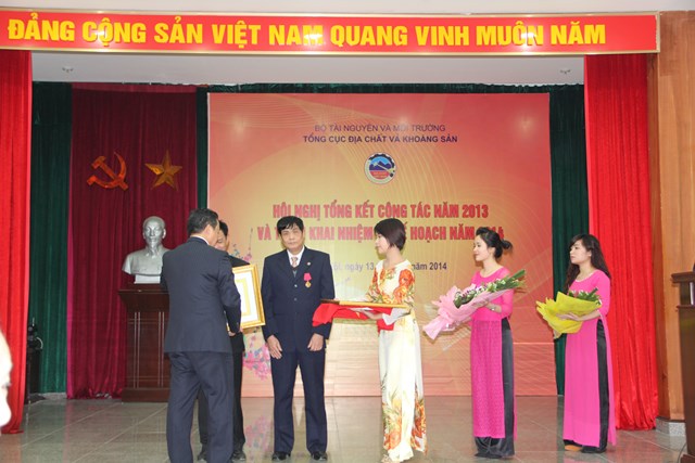 Thứ trưởng Trần Hồng Hà trao Huân chương Lao động hạng Ba cho các cá nhân đã có thành tích xuất sắc trong công cuộc xây dựng, phát triển và bảo vệ đất nước