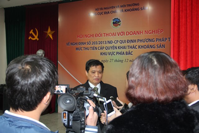 Tổng Cục trưởng Tổng cục Địa chất và Khoáng sản Nguyễn Văn Thuấn trao đổi với báo TN&MT