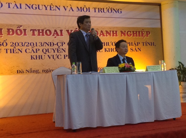 Tổng Cục trưởng Tổng cục ĐC&KS Nguyễn Văn Thuấn giải đáp các câu hỏi của đại biểu tham dự Hội nghị