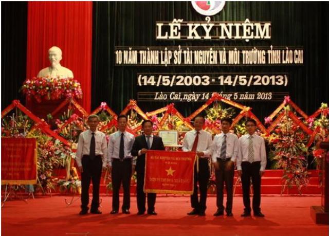 Thứ trường Nguyễn Thái Lai trao Cờ thi đua xuất sắc năm 2012 cho Sở TN&MT Lào Cai