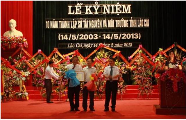 Chủ tịch UBND tỉnh Lào Cai Nguyễn Văn Vịnh đã trao Bằng khen UBND của cho Sở TN&MT Lào Cai