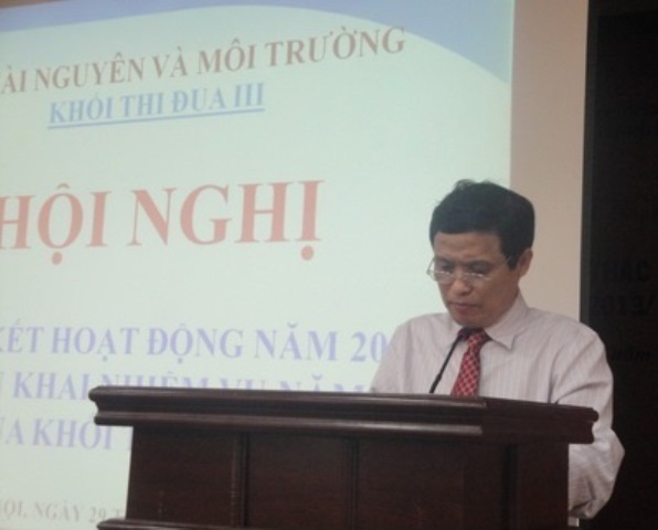 Ông Nguyễn Văn Thuấn, Tổng Cục trưởng Tổng cục Địa chất và Khoáng sản, Khối trưởng Khối Thi đua III năm 2013 đọc Báo cáo tổng kết hoạt động năm 2013 và phương hướng nhiệm vụ năm 2014 Khối Thi đua III.