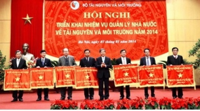 Bộ trưởng Nguyễn Minh Quang tặng cờ thi đua cho 16 tập thể có thành tích xuất sắc