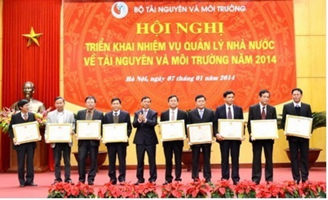Thứ trưởng Nguyễn Mạnh Hiển tặng bằng khen của Bộ trưởng cho 20 tập thể có thành tích xuất sắc trong cấp Giấy Chứng nhận quyền sử dụng đất